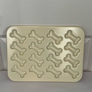 Nordic Ware Puppy Love Pan Nonstick Dog Bone Baking Tray NWT